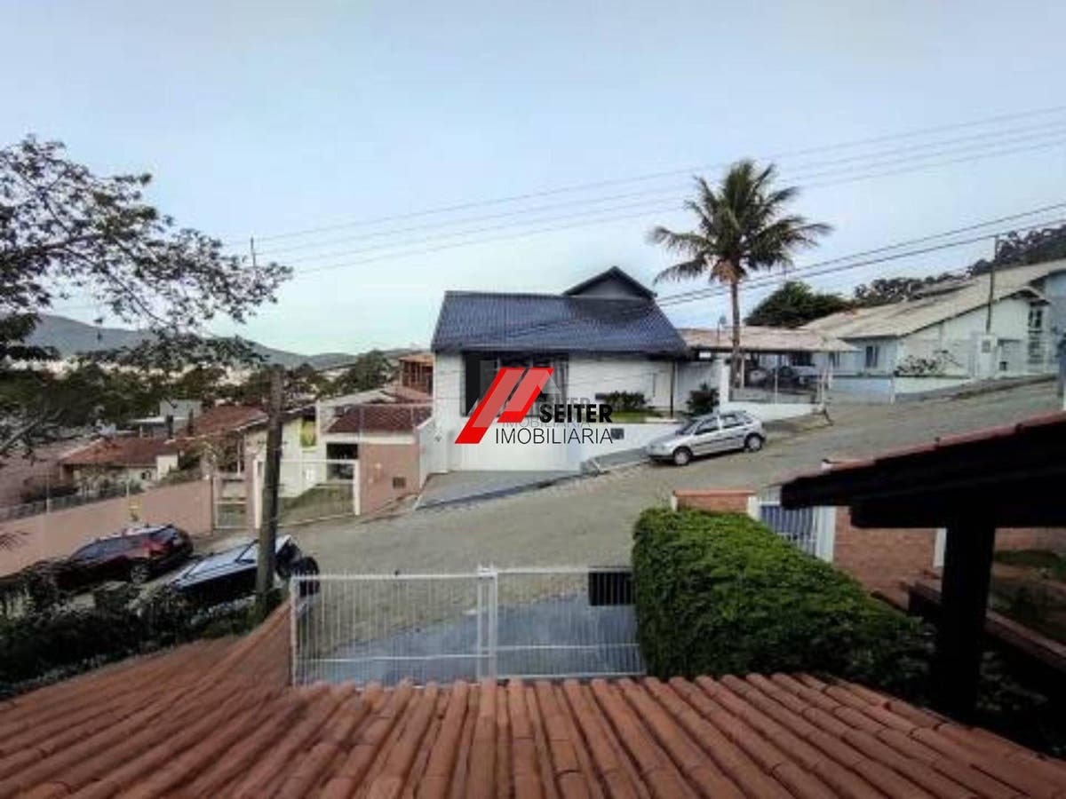 Casa com 3 dormitórios, sendo 1 suíte a venda, com área de 214,82m² Trindade