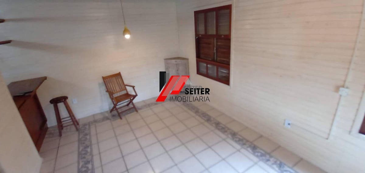 Casa à venda na praia do Santinho com terreno grande à500 metros do mar