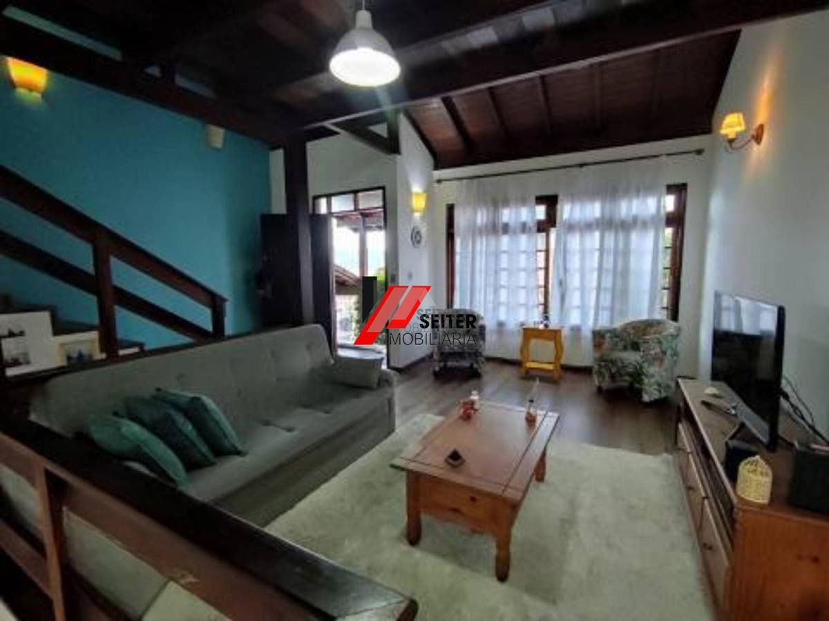 Casa com 3 dormitórios, sendo 1 suíte a venda, com área de 214,82m² Trindade