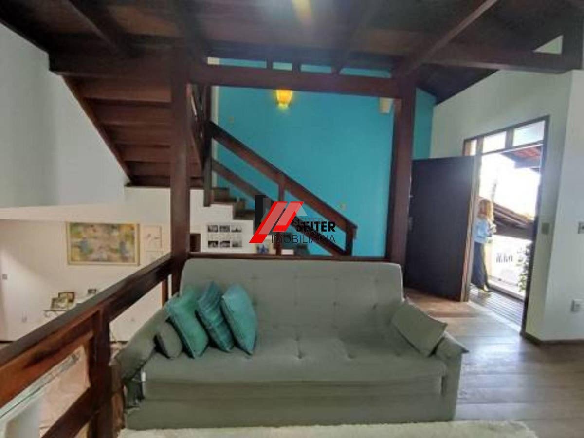 Casa com 3 dormitórios, sendo 1 suíte a venda, com área de 214,82m² Trindade