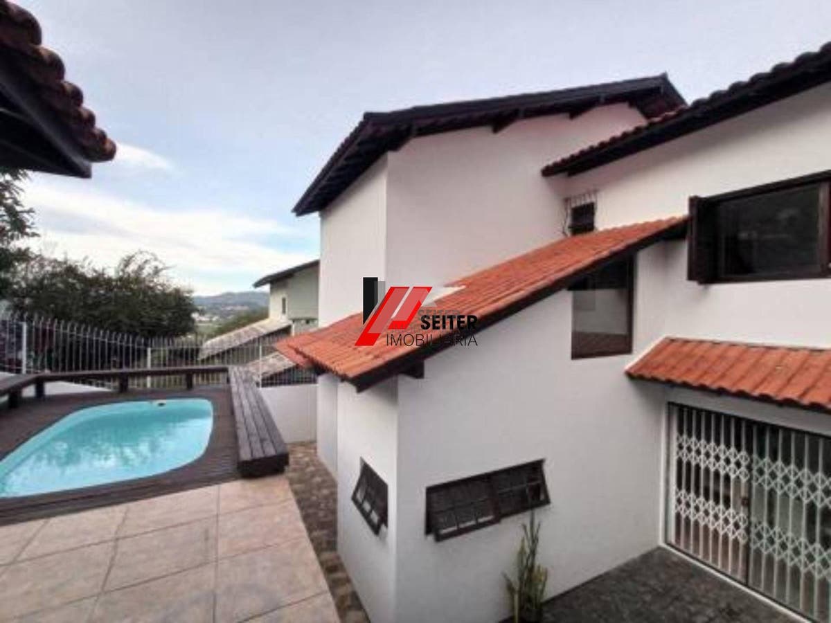 Casa com 3 dormitórios, sendo 1 suíte a venda, com área de 214,82m² Trindade