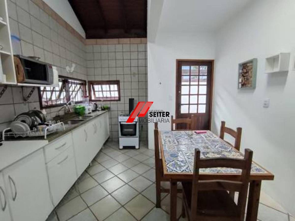 Casa com 3 dormitórios, sendo 1 suíte a venda, com área de 214,82m² Trindade