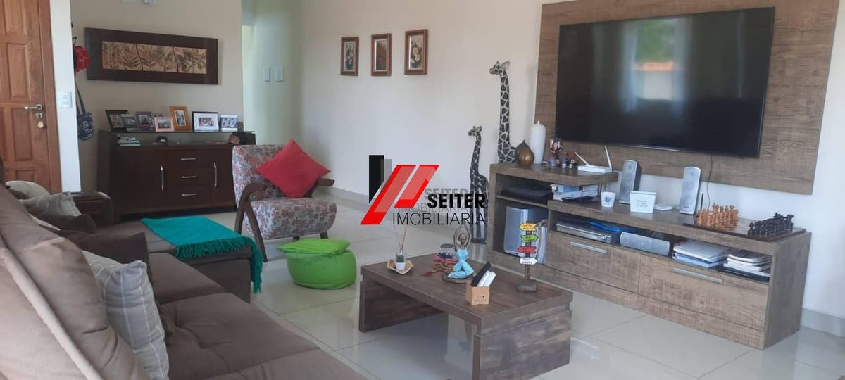 Casa a venda com 4 quartos sendo 4 suítes, 5 banheiros e 5 vagas de garagem, com area total de 279m²