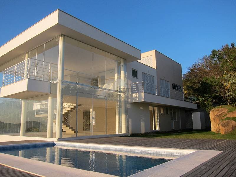 Casa com 3 dormitórios para locação no bairro Cacupé em Florianópolis