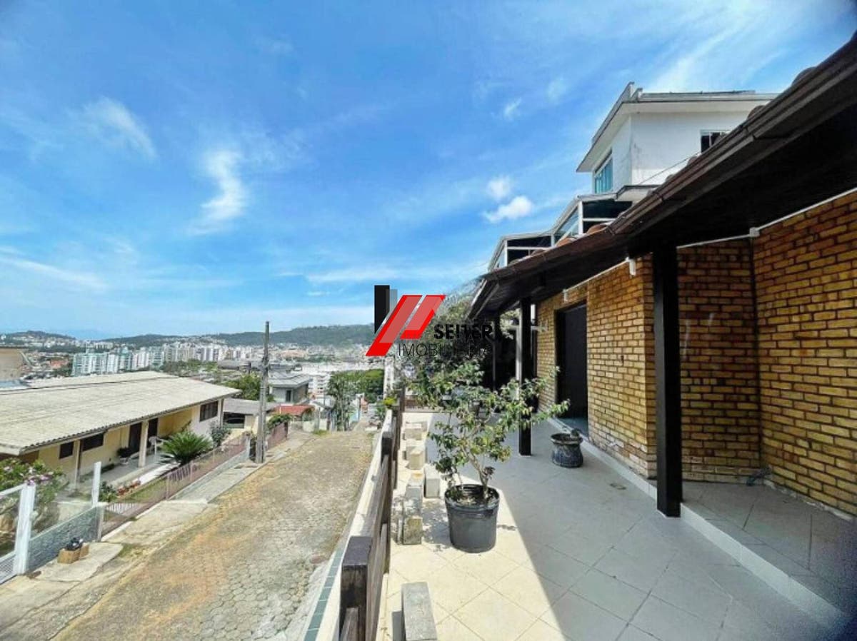 Casa para alugar no Itacorubi com 3 quartos
