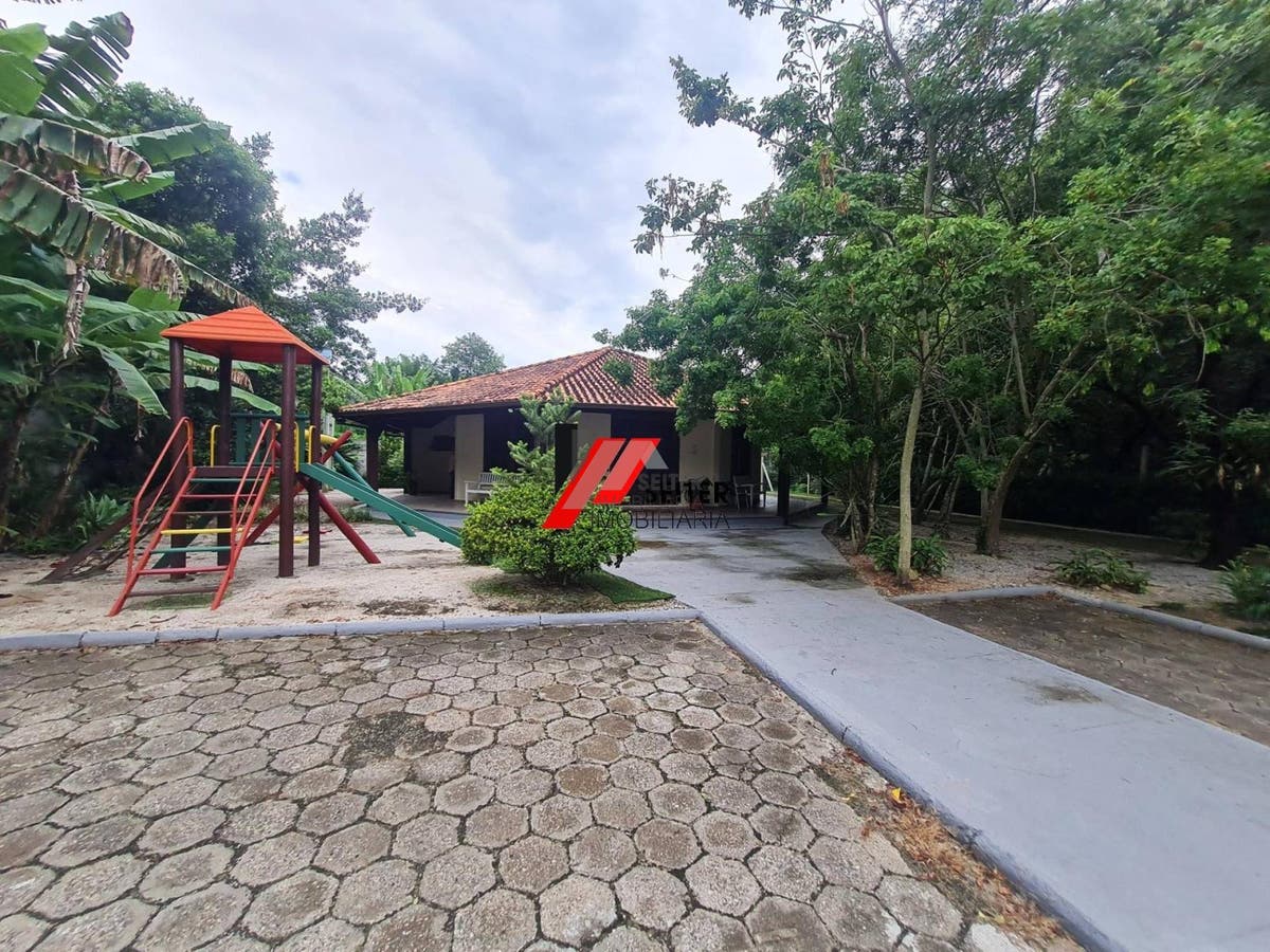 Casa mobiliada à venda em condomínio fechado no Bairro Monte Verde em Florianópolis com 4 quartos sendo 3 suítes