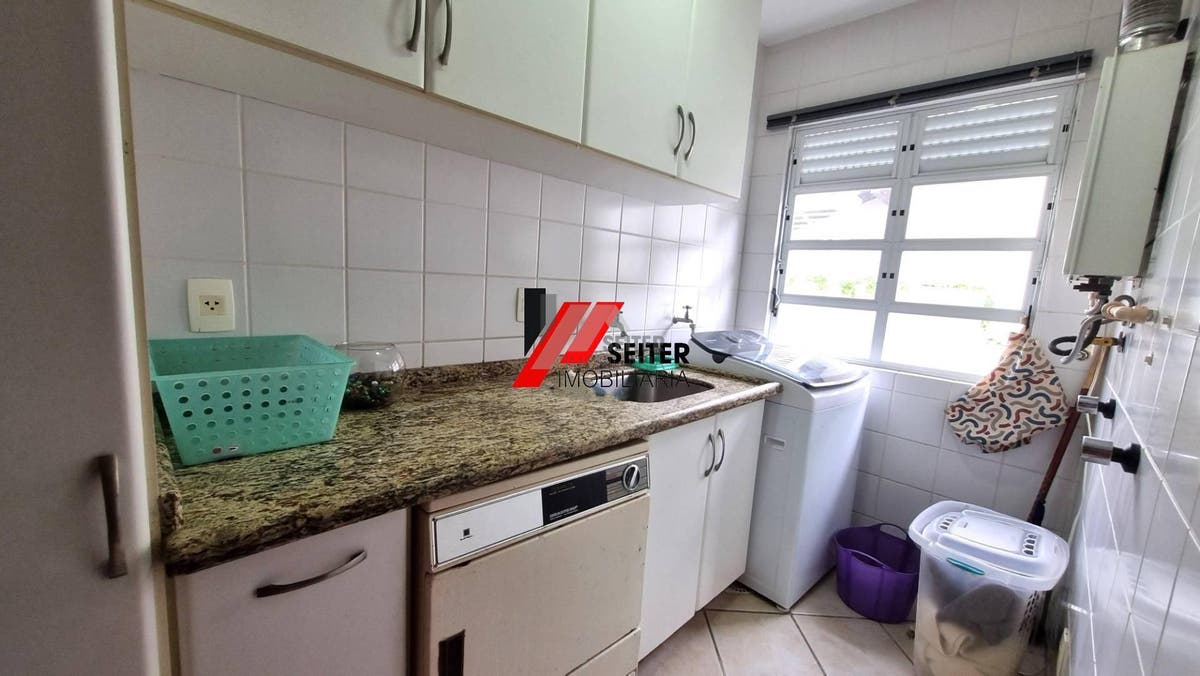 Casa mobiliada à venda em condomínio fechado no Bairro Monte Verde em Florianópolis com 4 quartos sendo 3 suítes