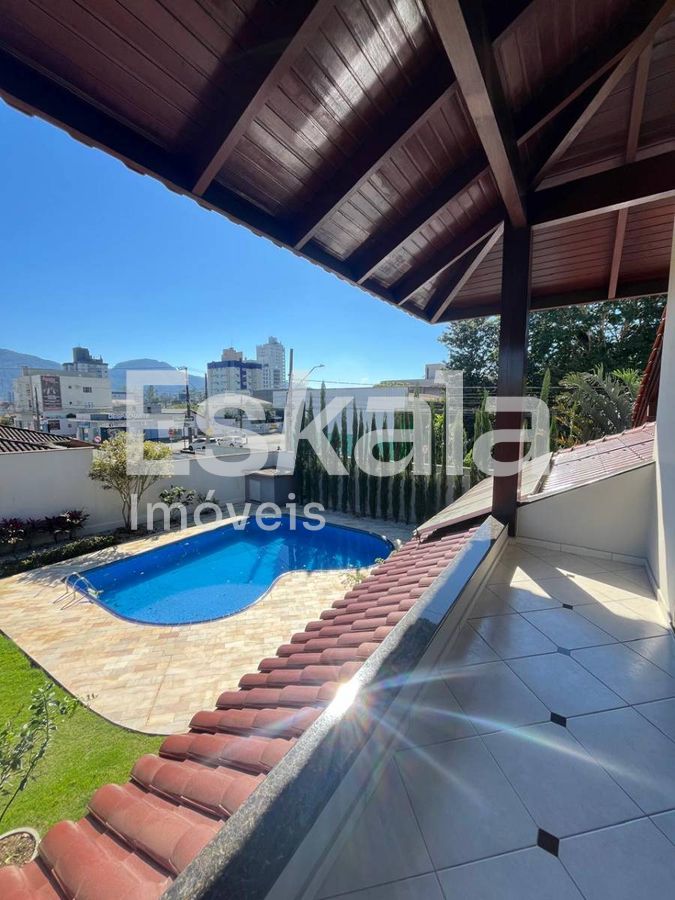 Casa Alto Padrão Semi-Mobiliada e com Piscina Vila Nova - Jaraguá do Sul