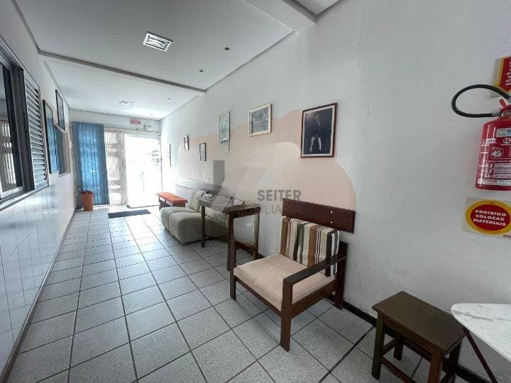 Comercial em Córrego Grande com 140 m² e 2 vagas de garagem