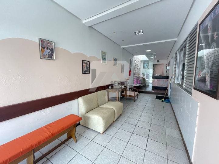 Comercial em Córrego Grande com 140 m² e 2 vagas de garagem