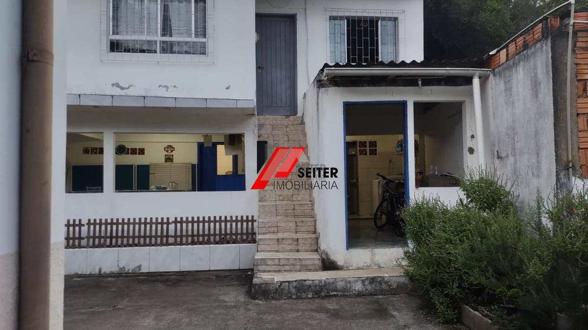 Casa à Venda em Florianópolis-SC Bairro Monte Verde com 7 Quartos
