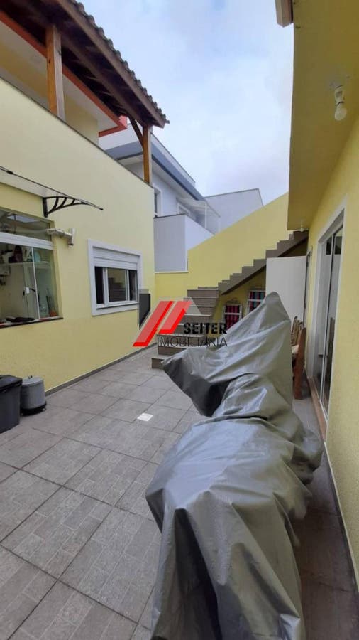 Casa de 4 dormitórios à venda no bairro Rio Vermelho em Florianópolis