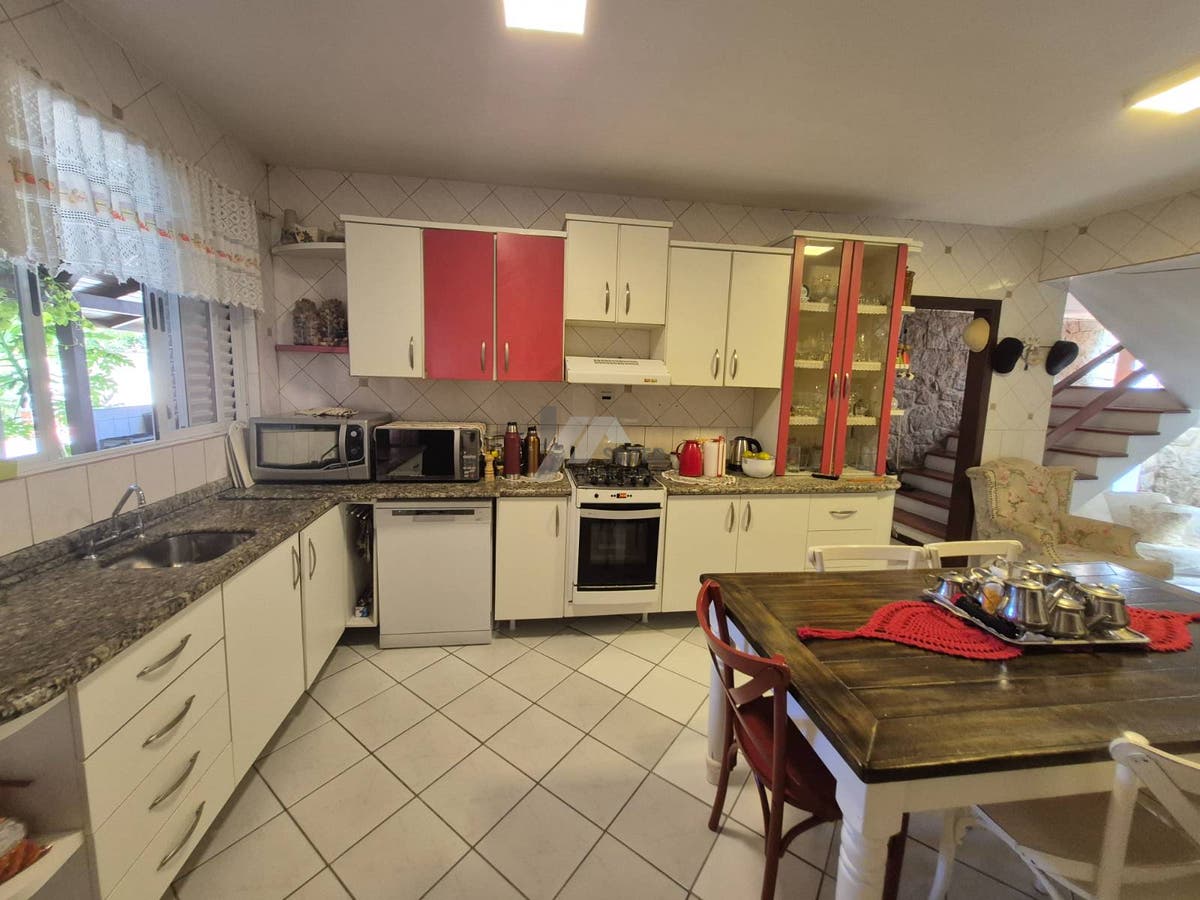 Casa a venda na Trindade com 5 dormitórios Florianópolis