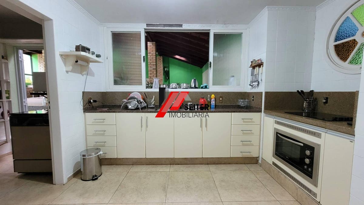 Casa com 4 quatro quartos para locação trindade florianópolis