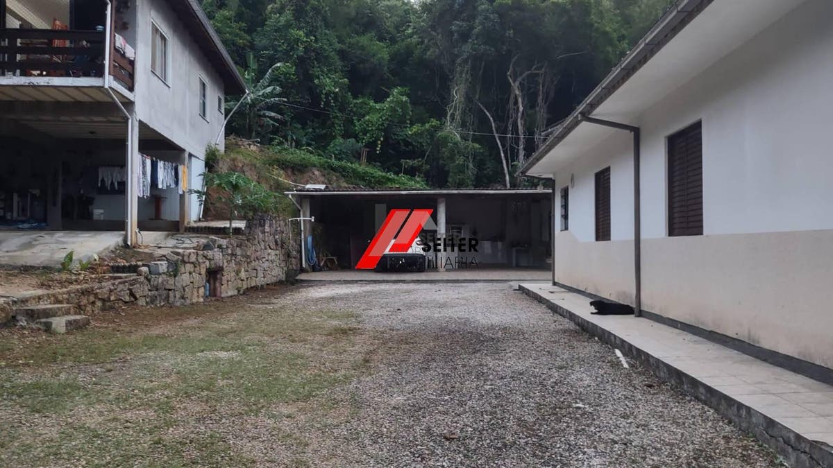 Casa à Venda em Florianópolis-SC Bairro Monte Verde com 7 Quartos