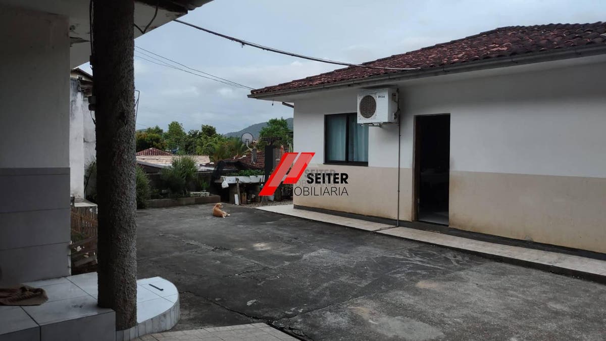 Casa à Venda em Florianópolis-SC Bairro Monte Verde com 7 Quartos