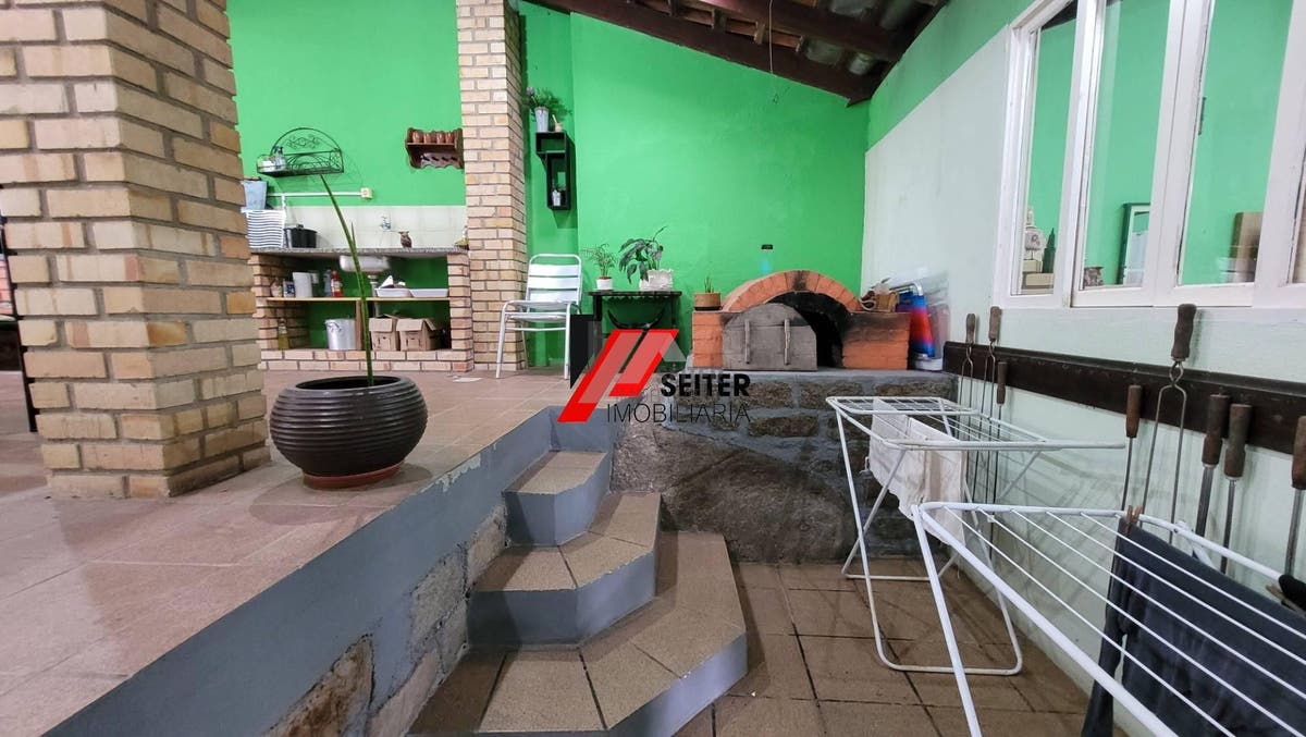Casa com 4 quatro quartos para locação trindade florianópolis