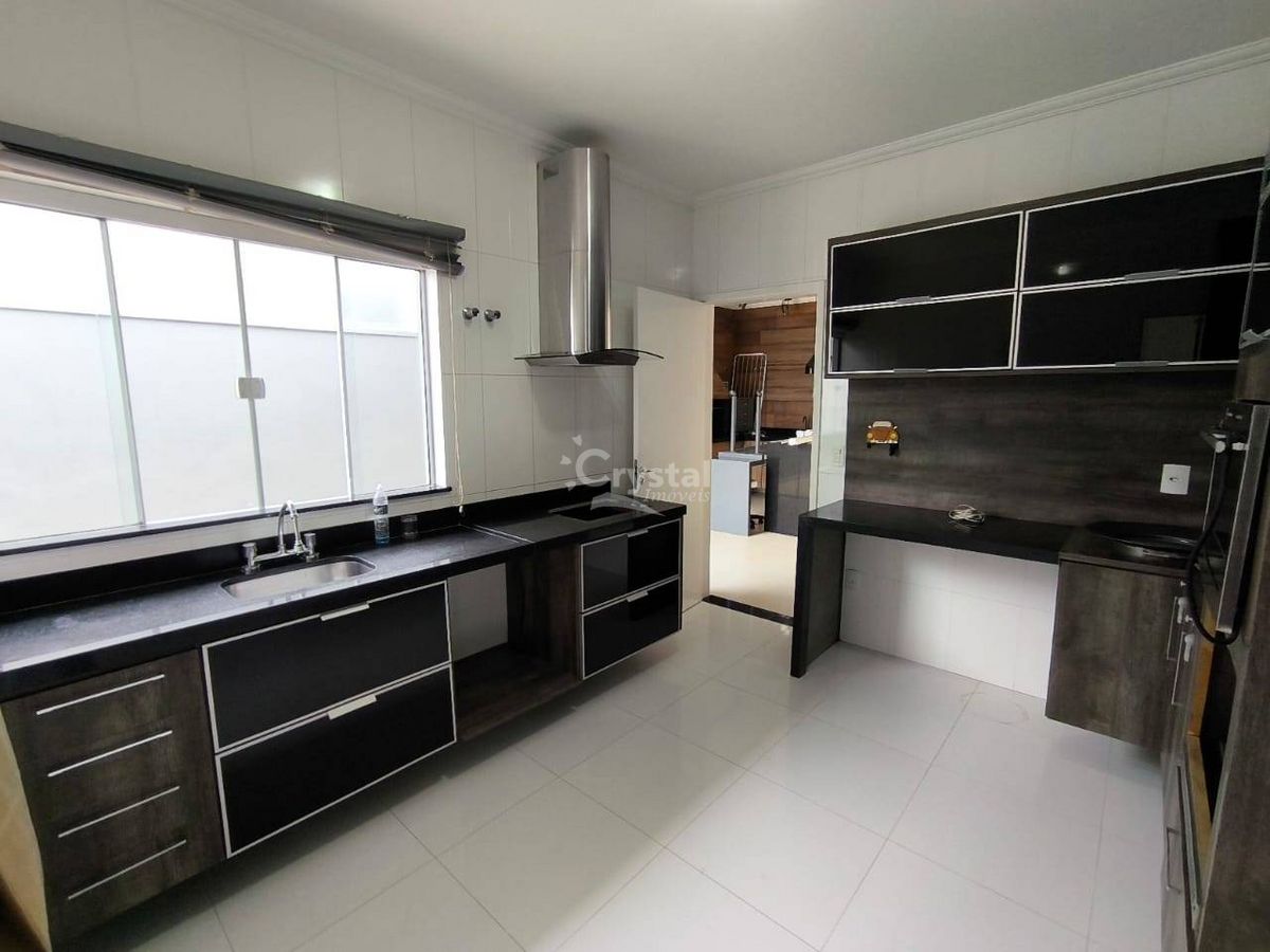 Casa à Venda com 3 Quartos (1 Suíte com Closet); Área de Lazer e Cozinha Planejadas e Banheira de Hidromassagem no bairro Vila São Judas Tadeu - Avaré. Foto 5