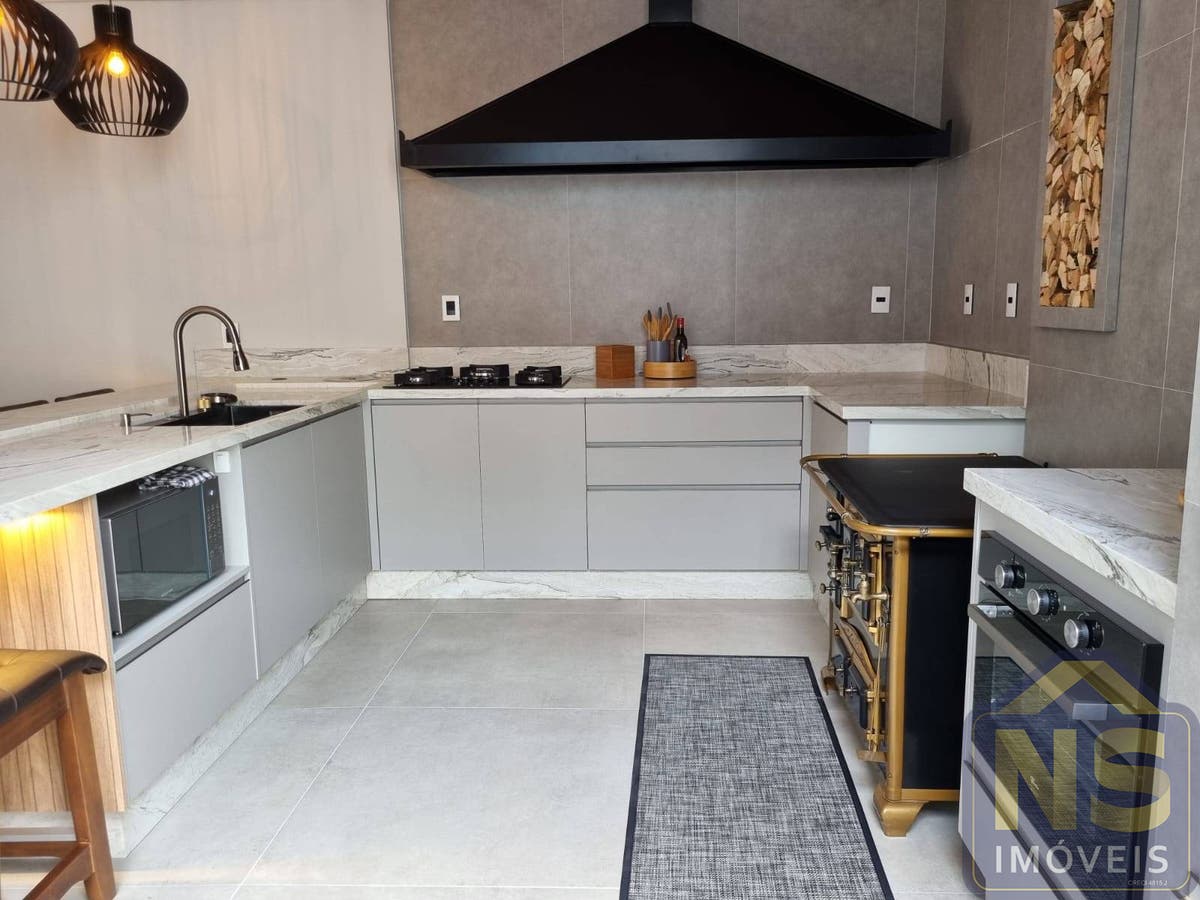 Sobrado de 3 quartos, 150m² no bairro Zimbros, em Bombinhas | Eu Corretor