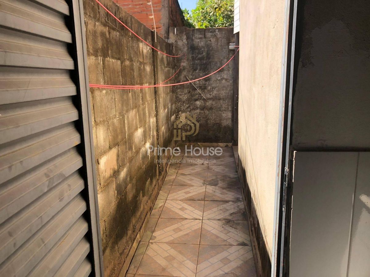 Vende-se Casa com Piscina em Parque Ohara