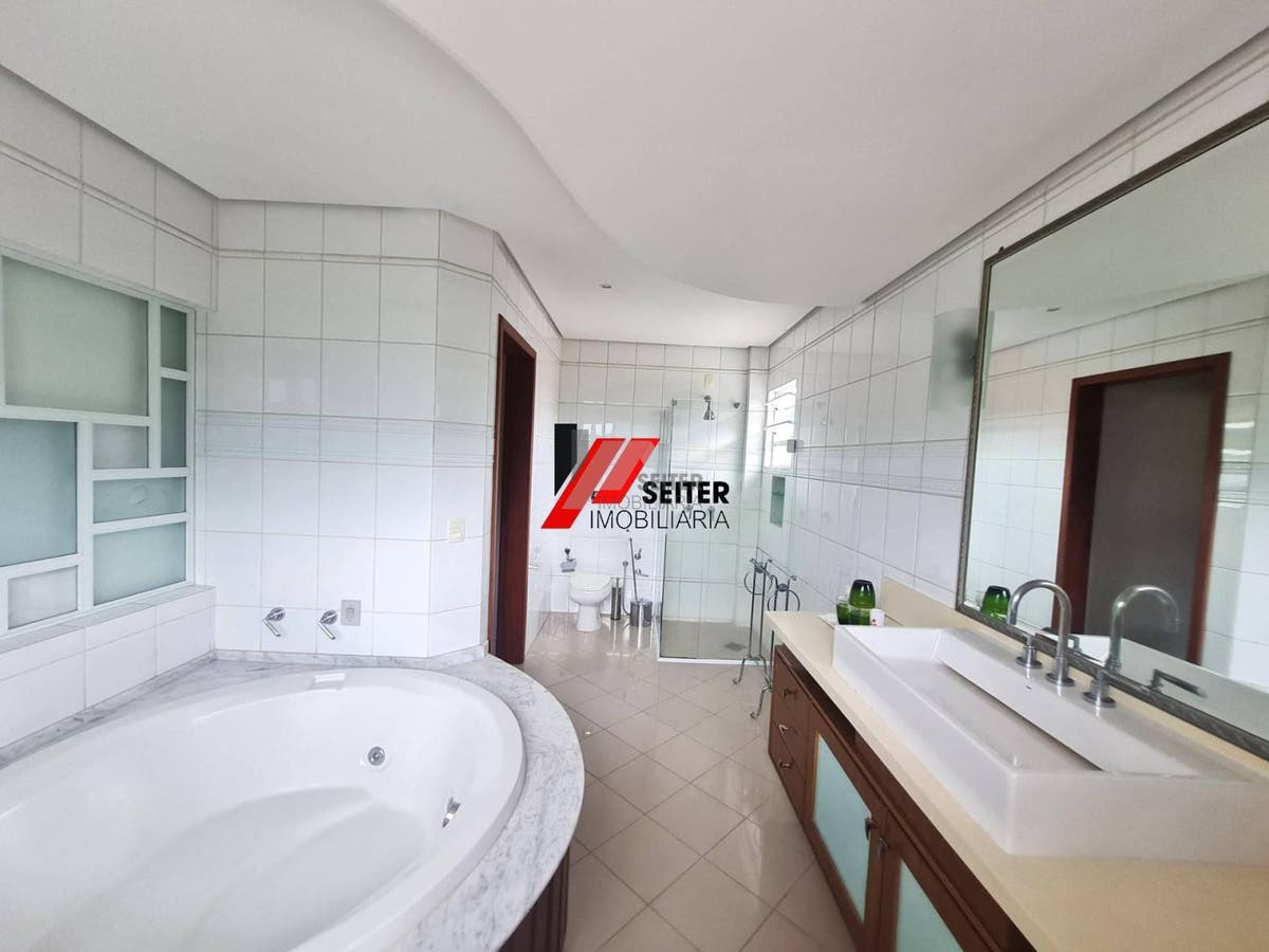 Casa mobiliada à venda em condomínio fechado no Bairro Monte Verde em Florianópolis com 4 quartos sendo 3 suítes