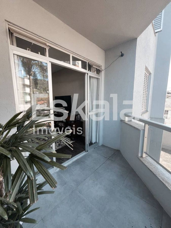 Apartamento semi-mobiliado com 01 suíte + 02 dormitórios centro - jaraguá do sul