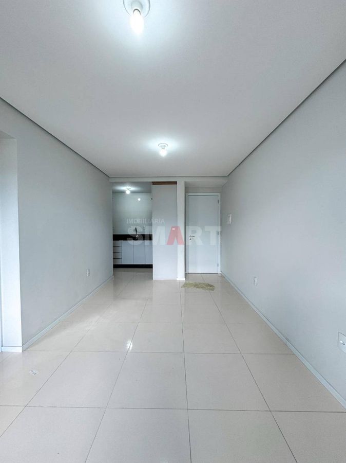 Apartamento Semimobiliado com 2 Quartos no Rau