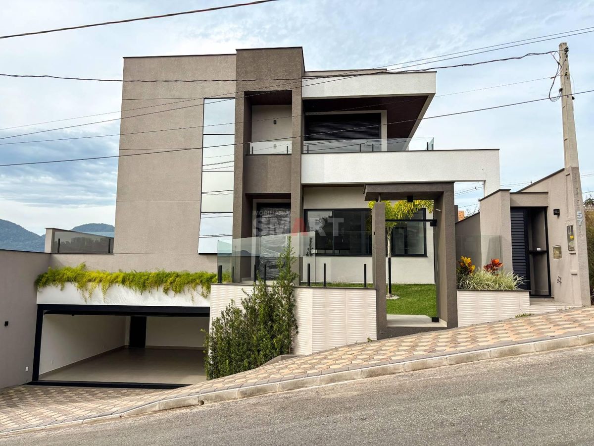 Casa com Elevador e 3 Andares Alto Padrão no Tifa Martins