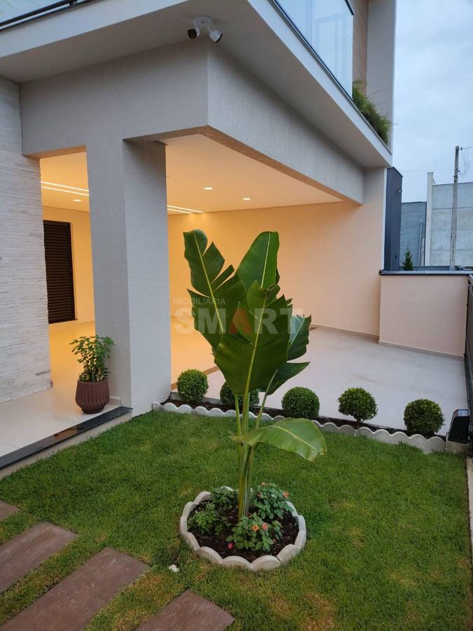 Casa de Alto Padrão com Edícula no Bairro Rau com 3 Suítes