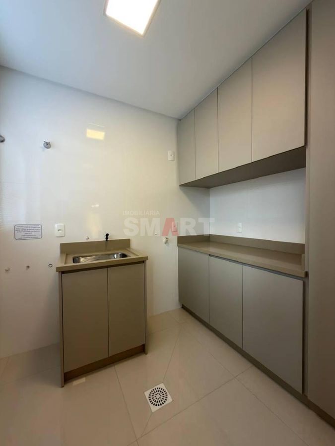 Apartamento no Centro com 3 Suítes e 2 Vagas de Garagem