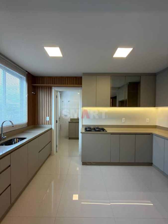 Apartamento no Centro com 3 Suítes e 2 Vagas de Garagem