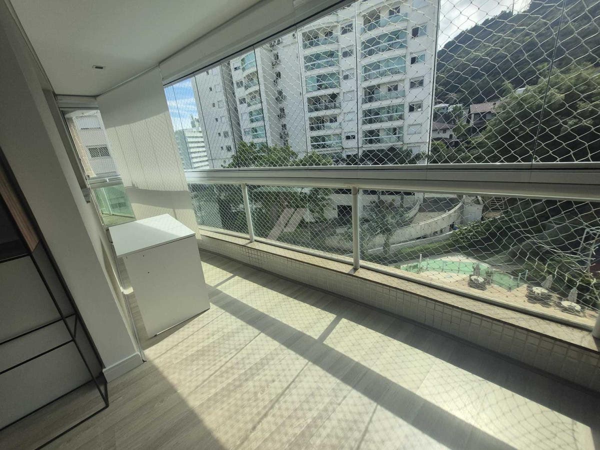 Apartamento alto padrão de 4 dormitorios sacada com churrasqueira e 2 vagas para locação no Itacorubi