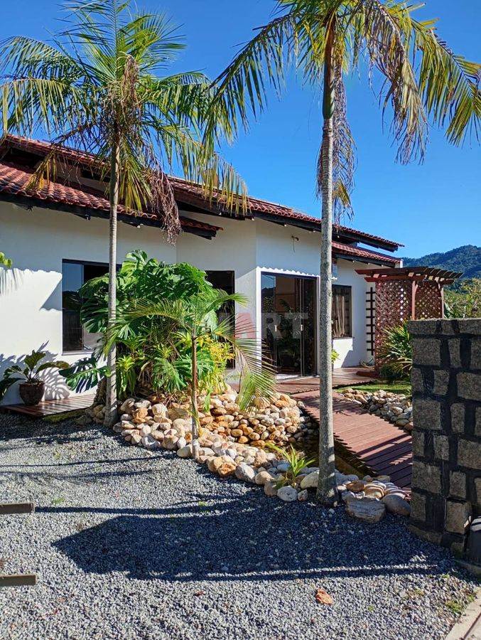 Casa à Venda no Jaraguá 99 com 3 quartos sendo 1 suíte