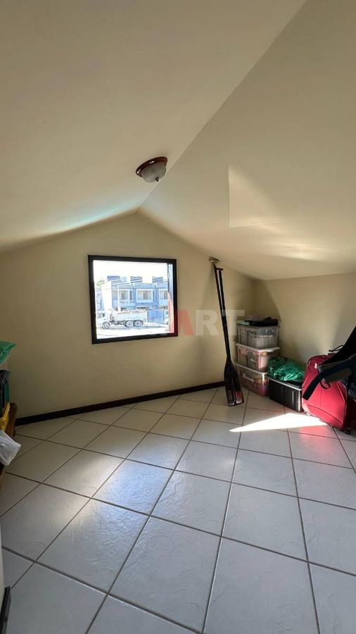 Casa com Suíte + 3 Quartos no Amizade