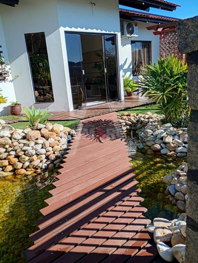 Casa à Venda no Jaraguá 99 com 3 quartos sendo 1 suíte