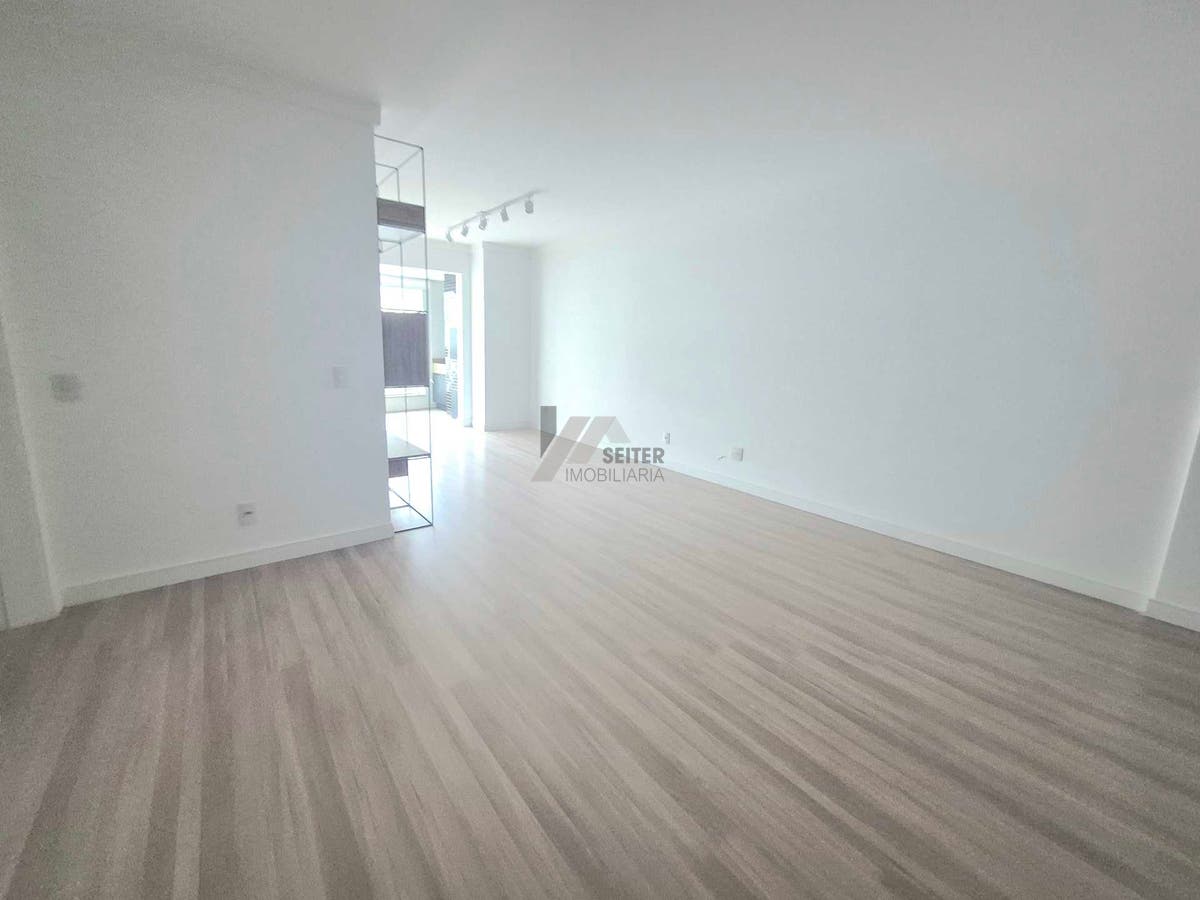 Apartamento alto padrão de 4 dormitorios sacada com churrasqueira e 2 vagas para locação no Itacorubi