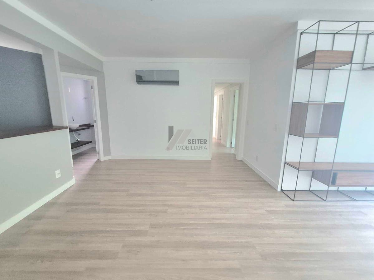 Apartamento alto padrão de 4 dormitorios sacada com churrasqueira e 2 vagas para locação no Itacorubi