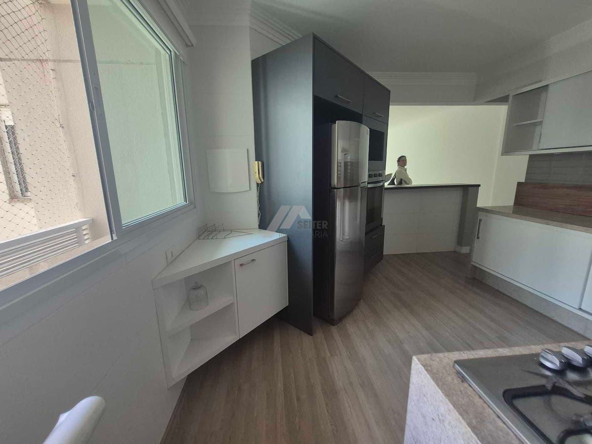 Apartamento alto padrão de 4 dormitorios sacada com churrasqueira e 2 vagas para locação no Itacorubi