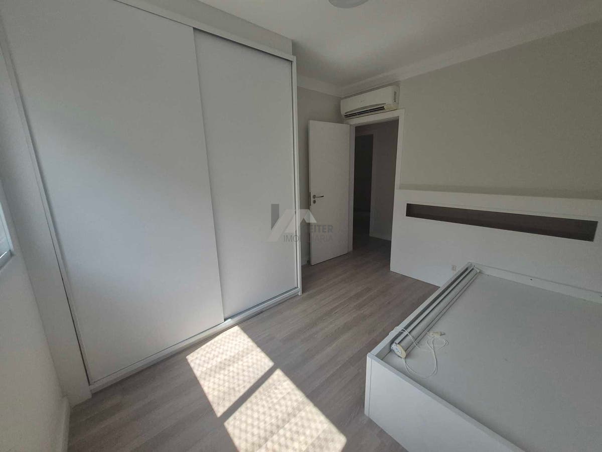 Apartamento alto padrão de 4 dormitorios sacada com churrasqueira e 2 vagas para locação no Itacorubi
