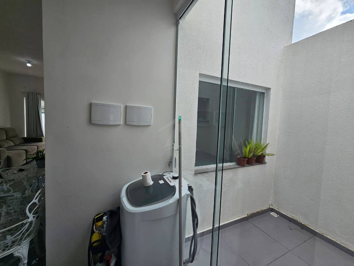 Casa mobiliada com piscina a 550m da praia, 3 quartos sendo 1 suíte, barra do saí