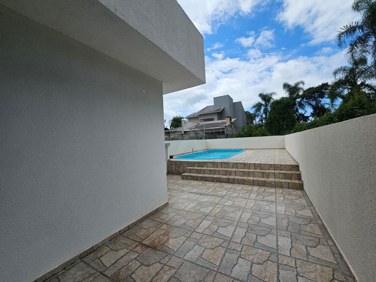 Casa mobiliada com piscina a 550m da praia, 3 quartos sendo 1 suíte, barra do saí