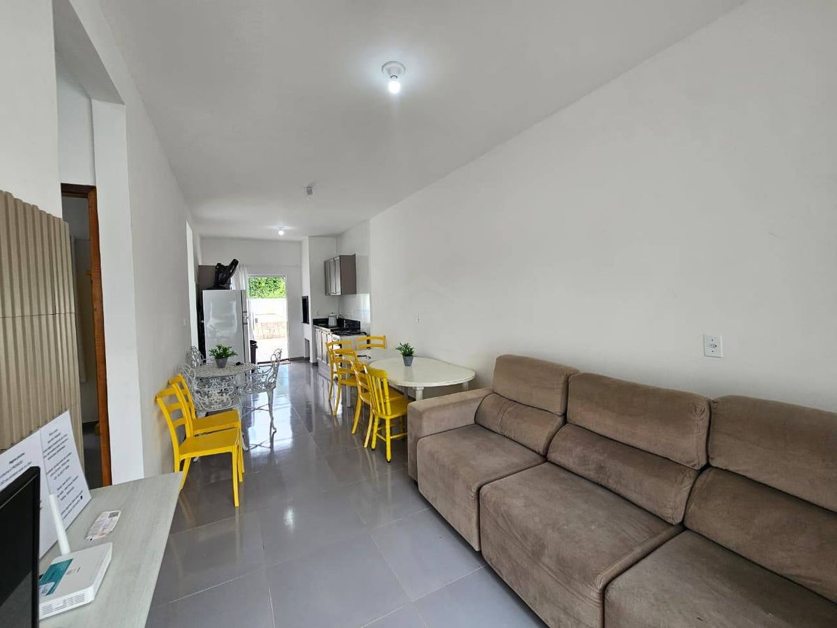 Casa mobiliada com piscina a 550m da praia, 3 quartos sendo 1 suíte, barra do saí