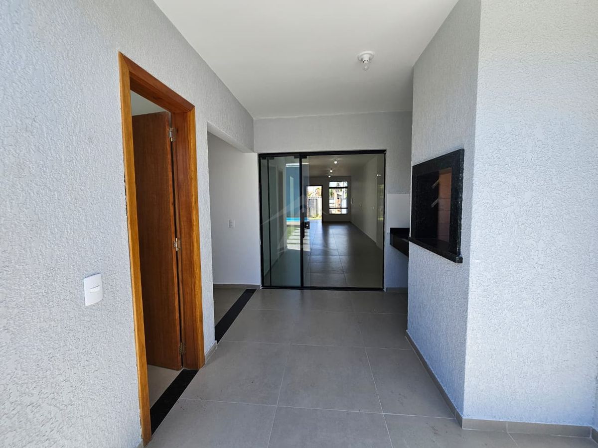 Casa com piscina, 3 quartos sendo 1 suíte, barra do saí