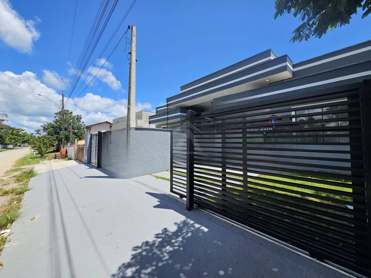 Casa com piscina, 3 quartos sendo 1 suíte, barra do saí