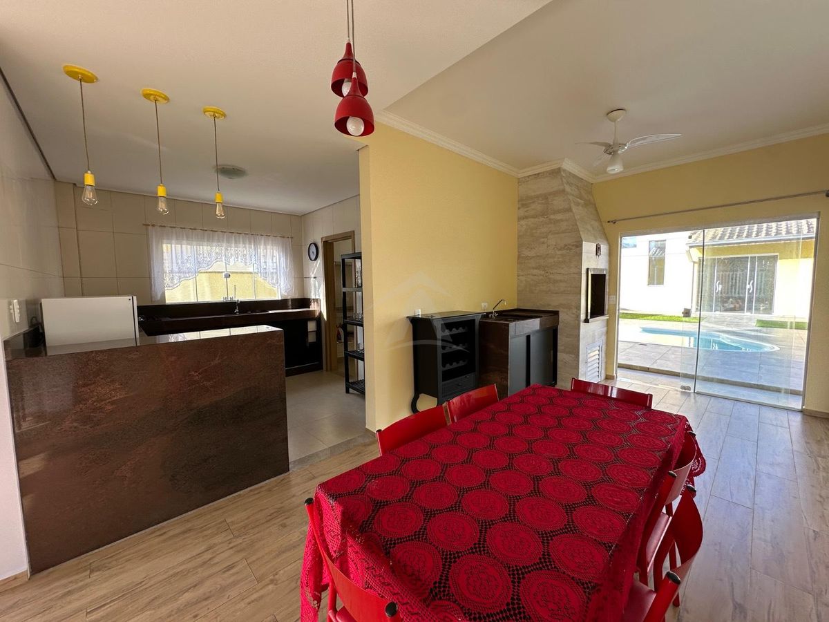 Sobrado com piscina, 3 suítes, bal cambiju