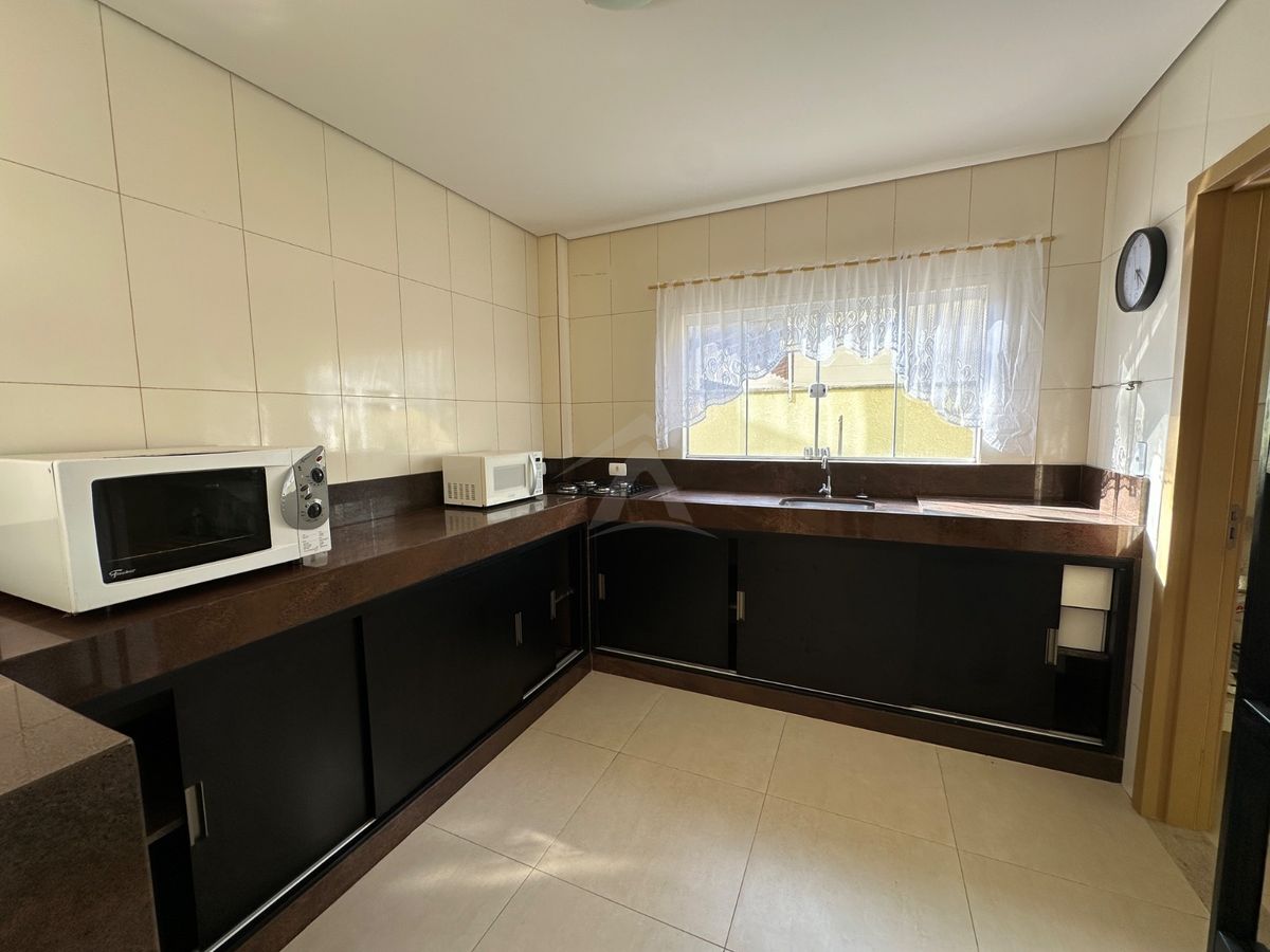 Sobrado com piscina, 3 suítes, bal cambiju