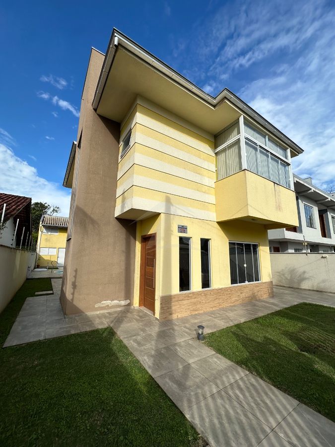 Sobrado com piscina, 3 suítes, bal cambiju