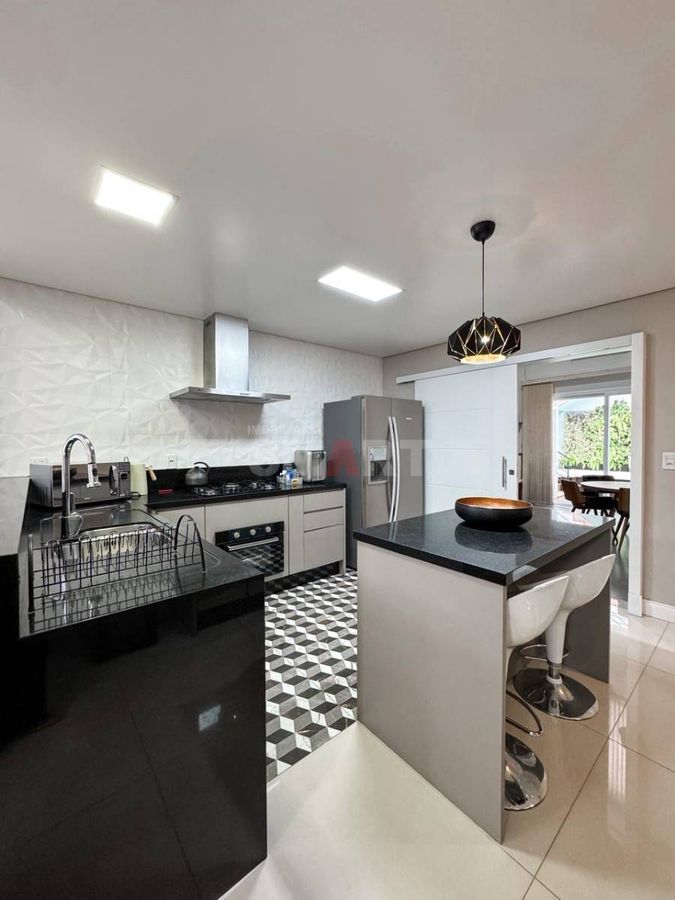 Casa com Piscina no Czerniewicz com 1 Suite e 2 Quartos