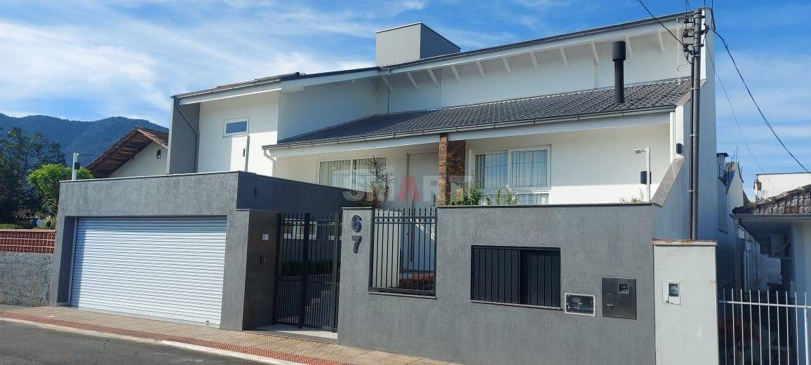 Casa com 4 Suítes no Bairro Nova Brasília