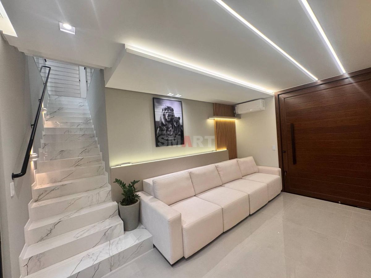 Casa de Alto Padrão com Edícula no Bairro Rau com 3 Suítes